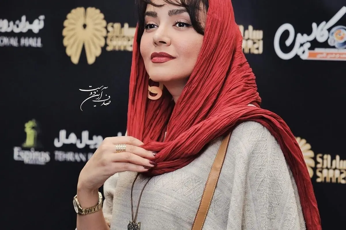 استایل شیک و باکلاس ندا قاسمی در گالری نقاشی و لحظه‌ای خاص در صفحه اینستاگرامش