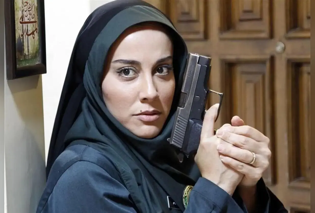 تغییر ظاهر آشا محرابی پس از میکاپ در عمارت مشهور تهران برای حضور در عروسی مریم مومن