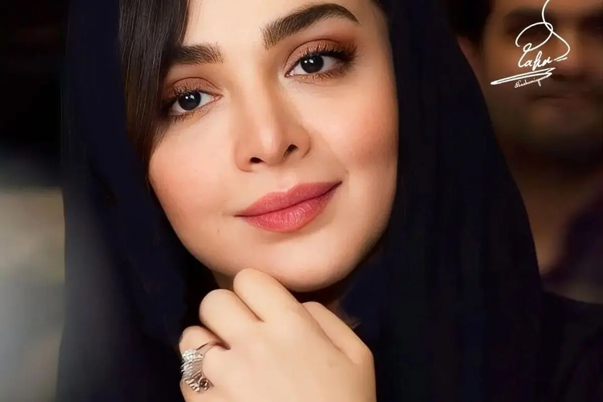 عکس و جزئیات لباس عروس دنباله‌دار المیرا دهقانی در سریال لحظه گرگ و میش با تور 3 متری