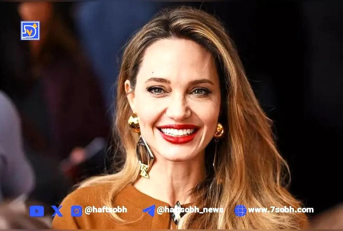 تصویر نادر آنجلینا جولی در کنار پدر و برادرش در مراسم اهدای جوایز آکادمی ۱۹۸۸ در لس آنجلس