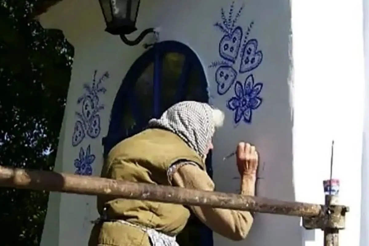 تصاویر دیدنی و هنر بی‌نظیر پیرزن ۹۰ ساله در تزیین دیوارهای روستای لوکا جمهوری چک