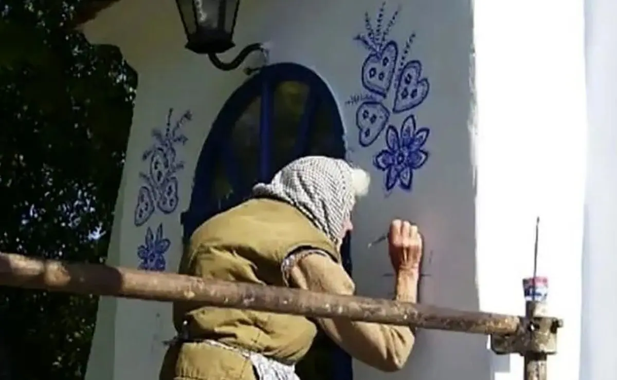 تصاویر دیدنی و هنر بی‌نظیر پیرزن ۹۰ ساله در تزیین دیوارهای روستای لوکا جمهوری چک