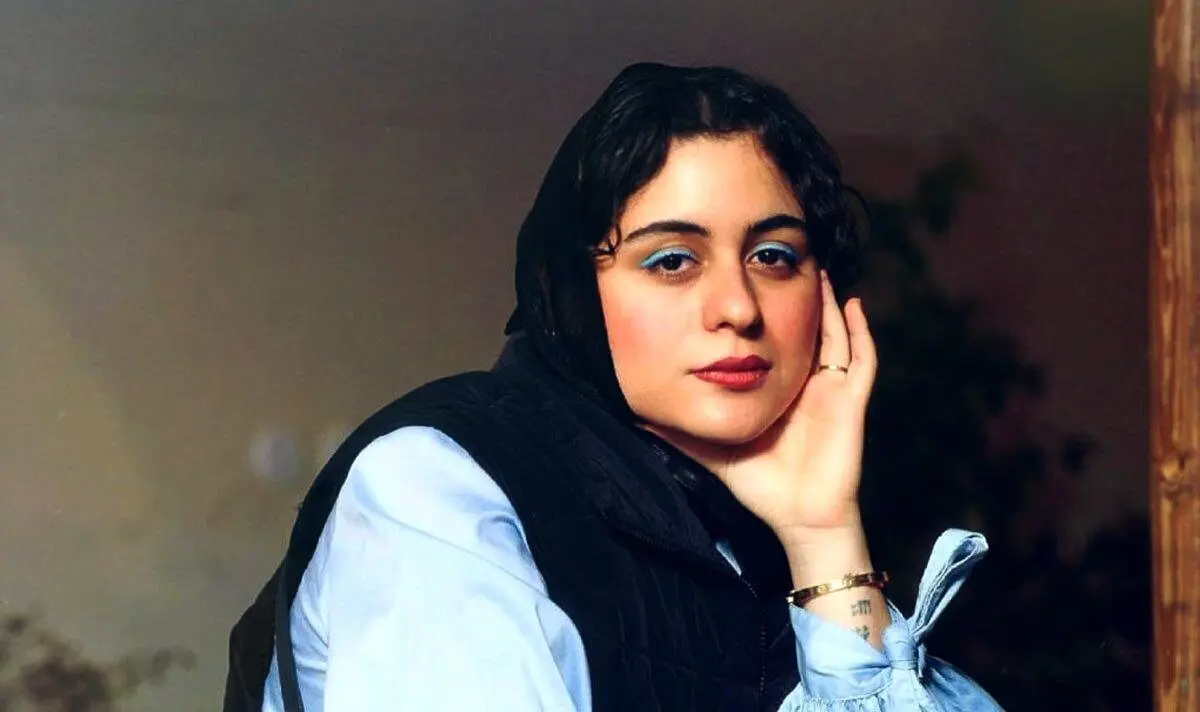 عکس استایل شیک و مامان‌پسند فاطیما بهارمست با آرایش هنری در رویدادهای هنری
