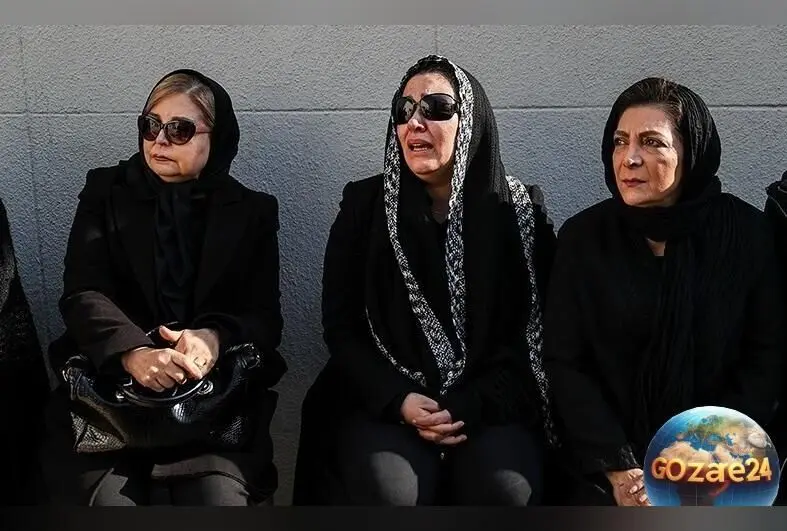 علیرام نورایی برای زیبا بروفه در مراسم تدفین همسرش زانو زد و دلداری داد + عکس
