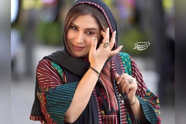 ایده‌های جذاب دکوراسیون داخلی با تابلوهای هنری، رنگ‌های آرامش‌بخش و نقش پنجره‌های سخاوتمند