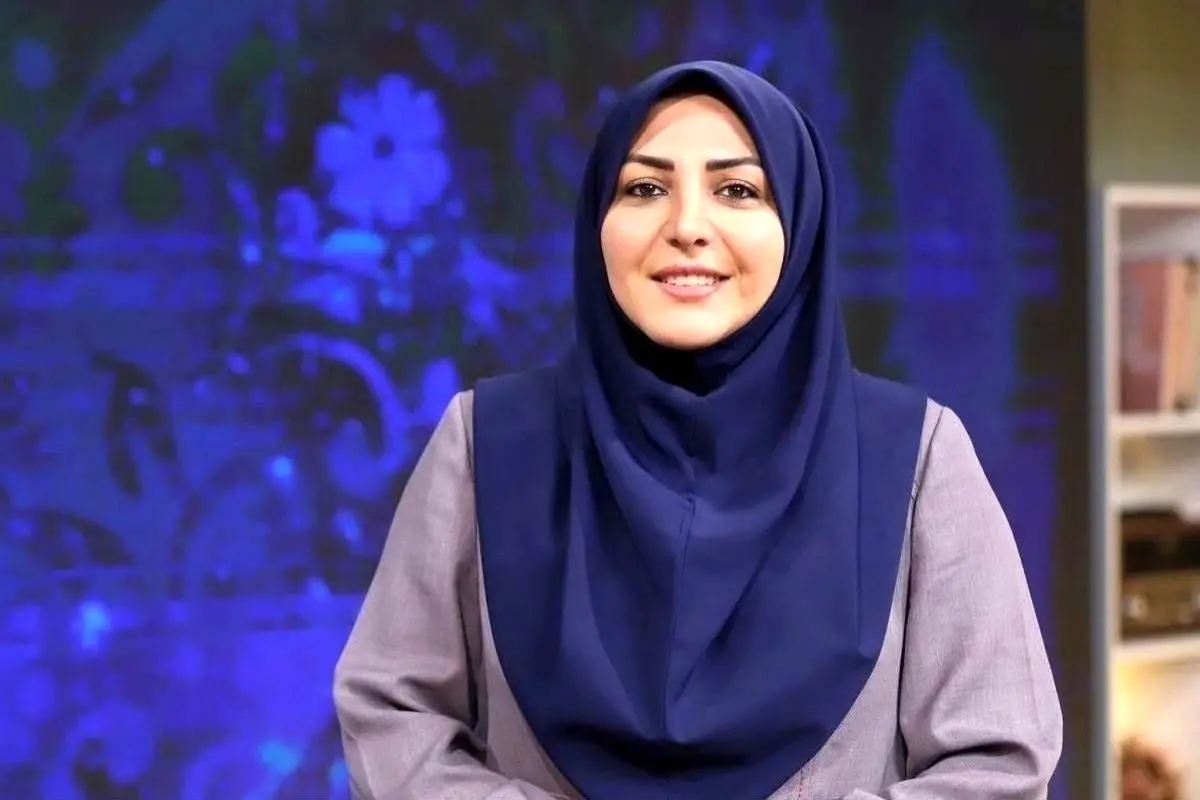 عکس جدید المیرا شریفی‌مقدم با کت و دامن و کفش پاشنه بلند در کنار مجریان قدیمی تلویزیون و واکنش‌های کاربران