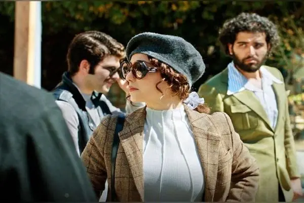 آینه و میز آرایش نازنین بیاتی در پشت صحنه سریال توقیف‌شده تاسیان | تصاویر و جزئیات