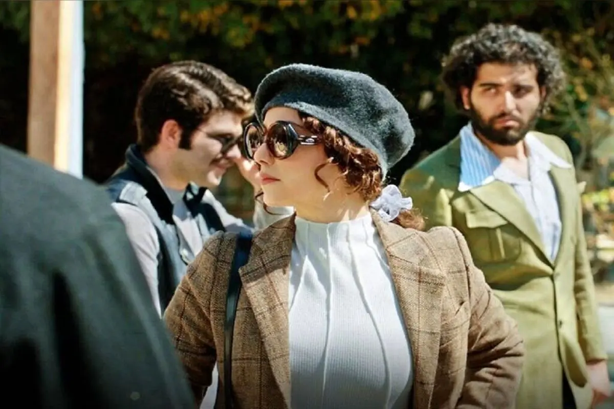 آینه و میز آرایش نازنین بیاتی در پشت صحنه سریال توقیف‌شده تاسیان | تصاویر و جزئیات