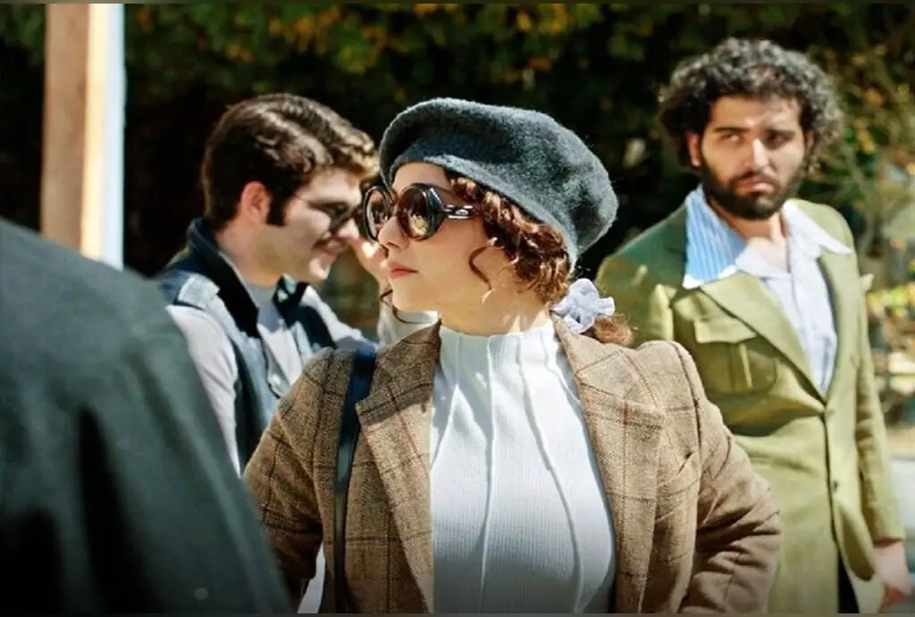 آینه و میز آرایش نازنین بیاتی در پشت صحنه سریال توقیف‌شده تاسیان | تصاویر و جزئیات