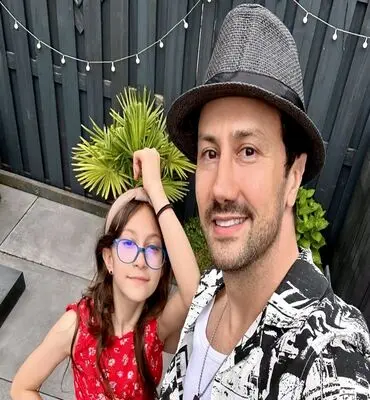 "پدرانه‌های شاهرخ استخری؛ وقتی ستاره سینما بچه‌ها را به مدرسه می‌برد!"