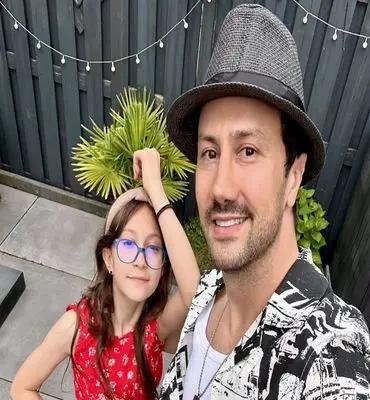 "پدرانه‌های شاهرخ استخری؛ وقتی ستاره سینما بچه‌ها را به مدرسه می‌برد!"