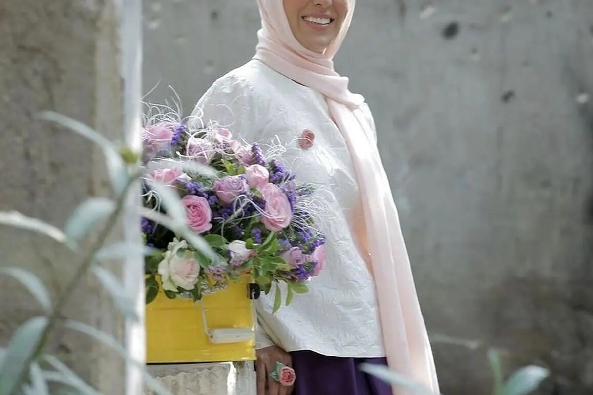 چیدمان میز تولد همسر به سبک سوگل طهماسبی + عکس | کیکی با تم پاییزی، دو شاخه گل آفتابگردان و بادکنکهای رنگی؛ عشقتون همیشه زنده و مانا