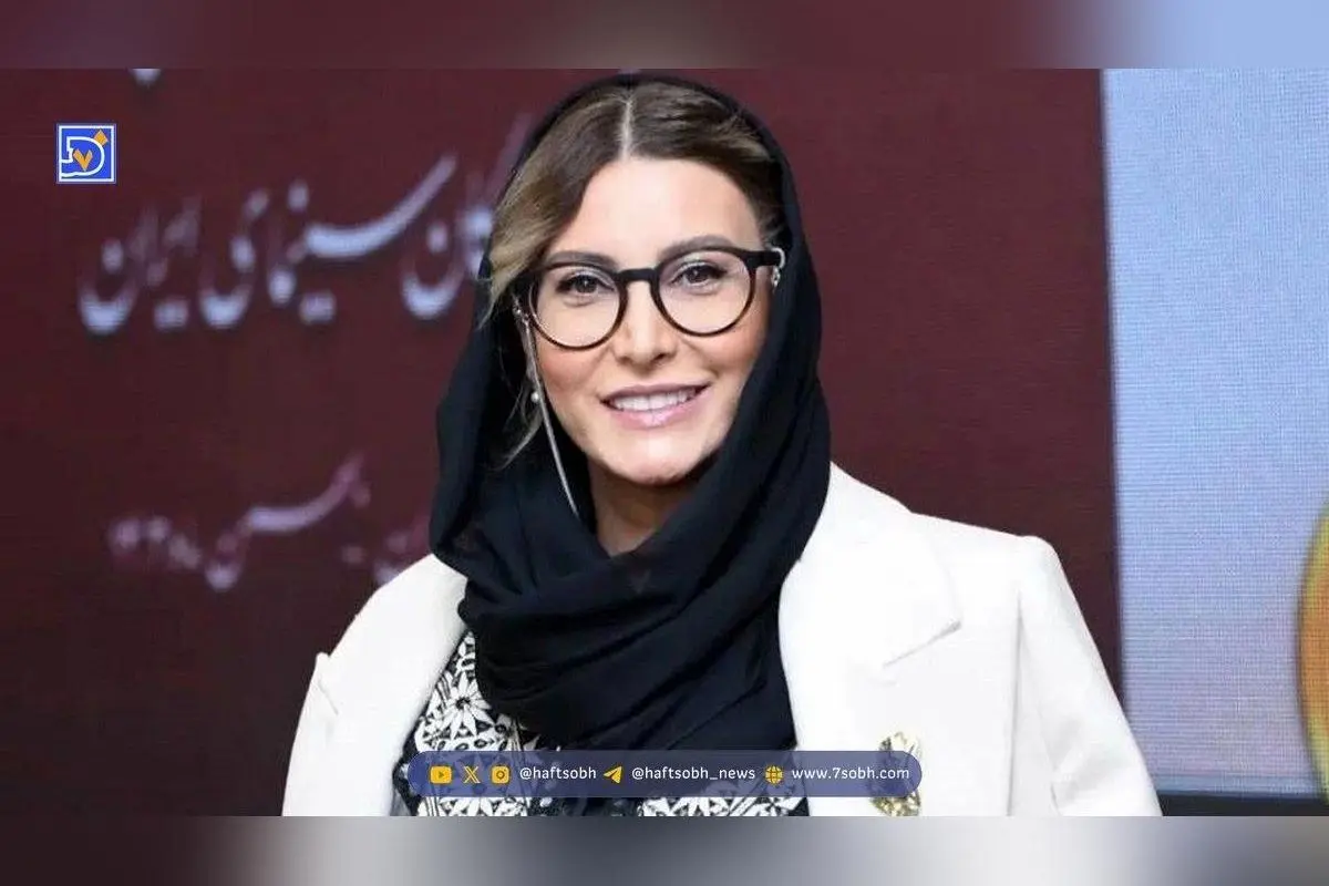 استایل متفاوت فریبا نادری در کنسرت با پیراهن گل‌گلی و کفش‌های مشکی