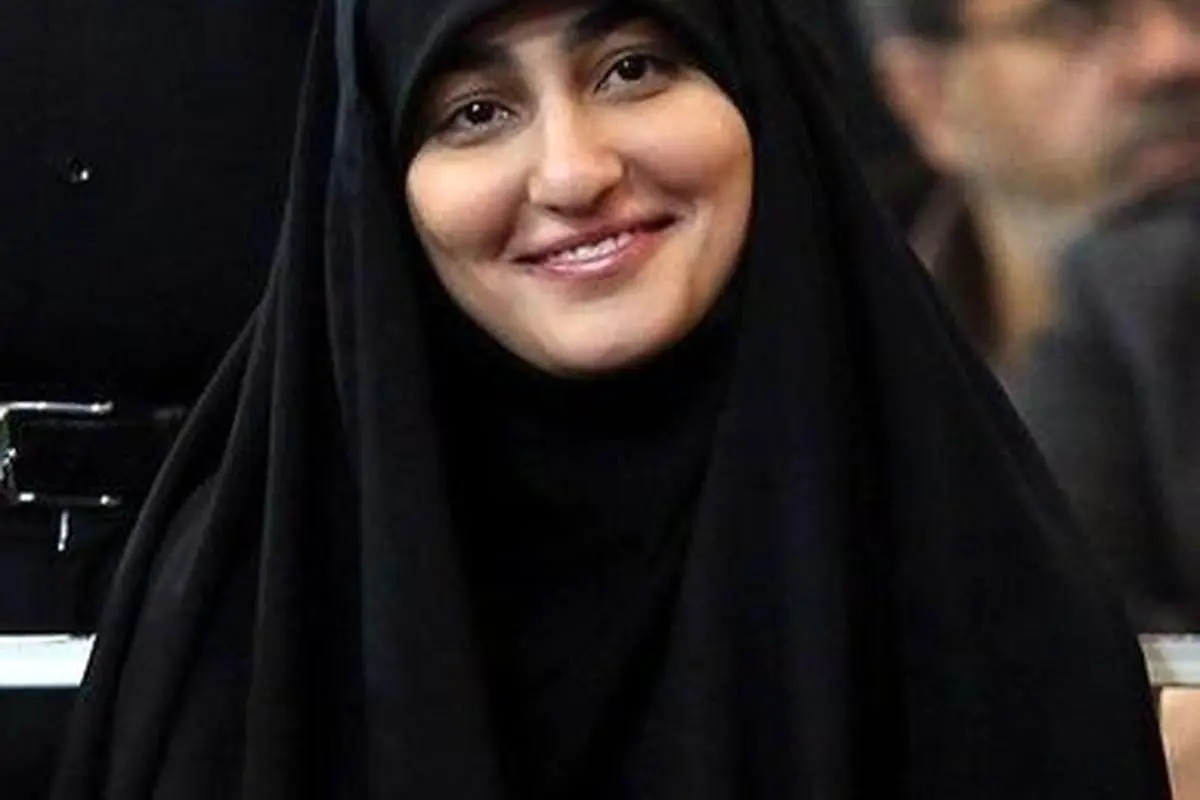 تصویر دختر سردار سلیمانی با سلاح در نماز جمعه کرمان؛ سخنرانی فرزند شهید در دیماه ۱۳۹۸