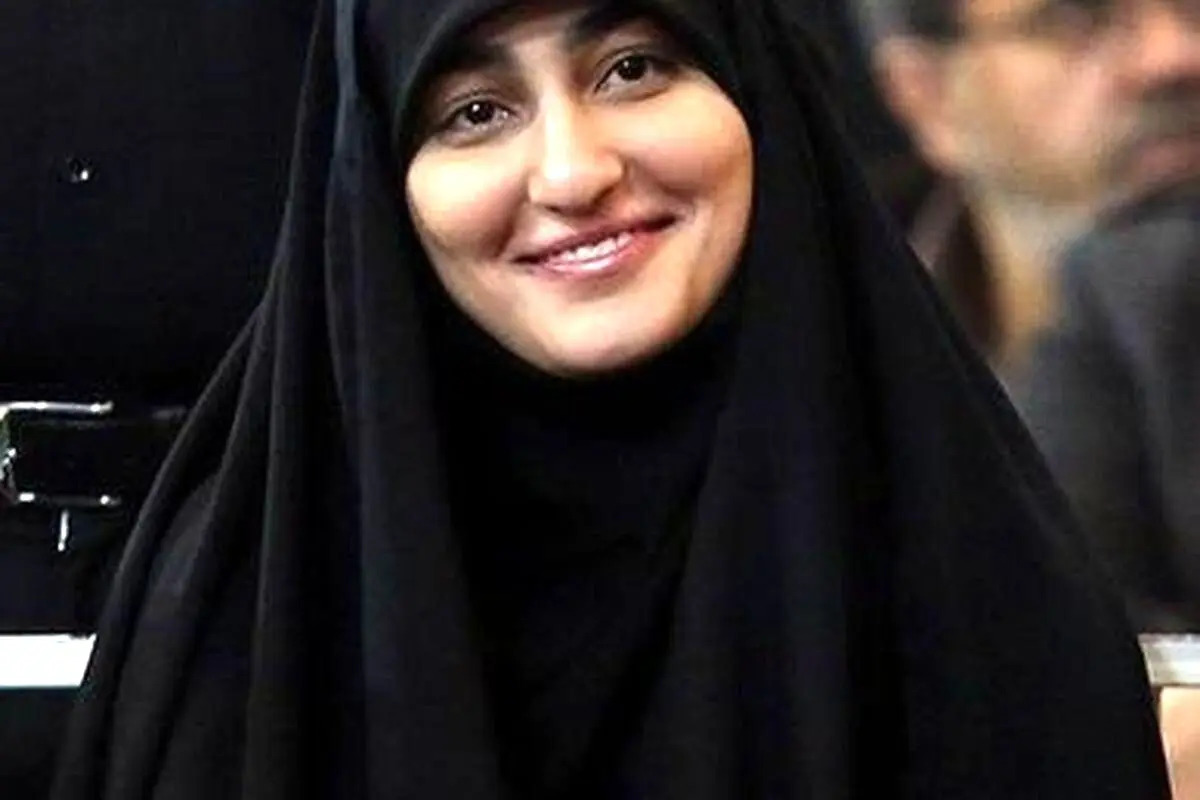 تصویر دختر سردار سلیمانی با سلاح در نماز جمعه کرمان؛ سخنرانی فرزند شهید در دی‌ماه ۱۳۹۸