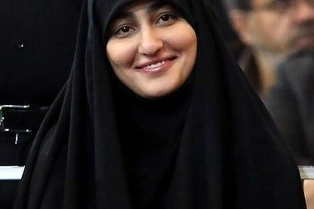 تصویر دختر سردار سلیمانی با سلاح در نماز جمعه کرمان؛ سخنرانی فرزند شهید در دی‌ماه ۱۳۹۸