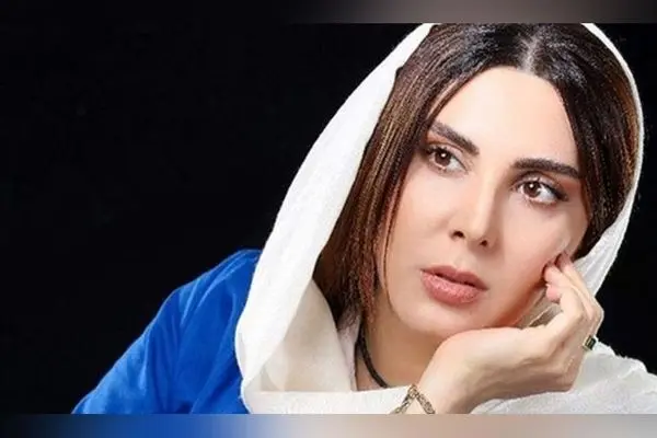 ژست کلیشه‌ای لیلا بلوکات در کنار دیوار آجری قدیمی کافه‌ای دلنشین