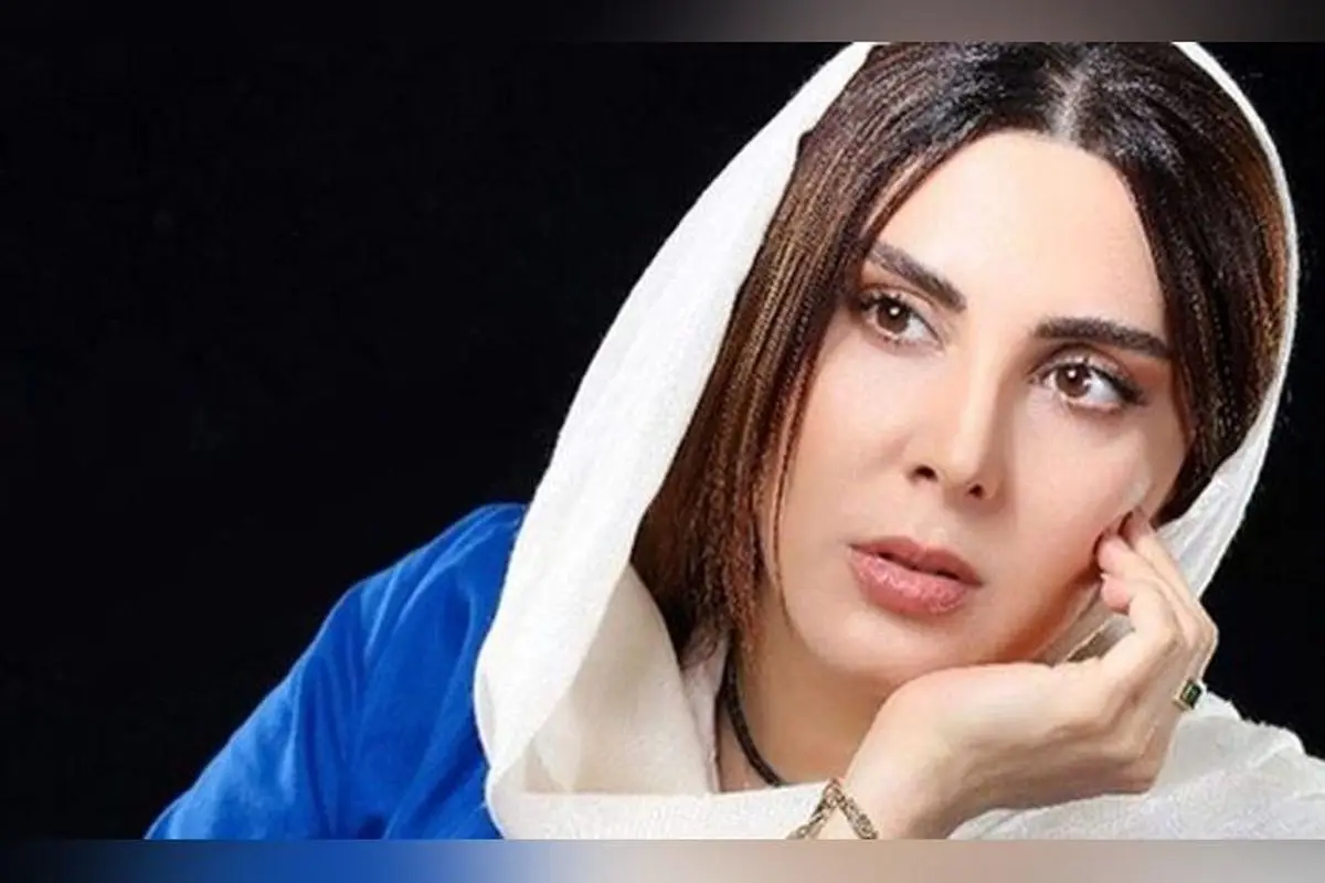 ژست کلیشه‌ای لیلا بلوکات در کنار دیوار آجری قدیمی کافه‌ای دلنشین