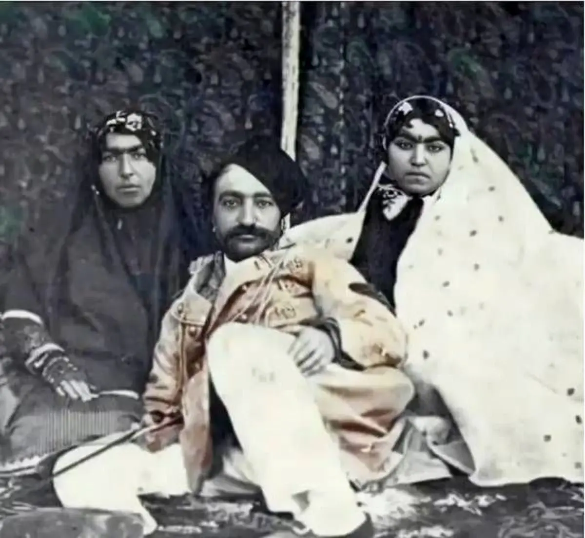 عکس نادر و تاریخی از جمع همسران ناصرالدین‌شاه در حرمسرا؛ لحظه‌ای دیدنی از دوران قاجار
