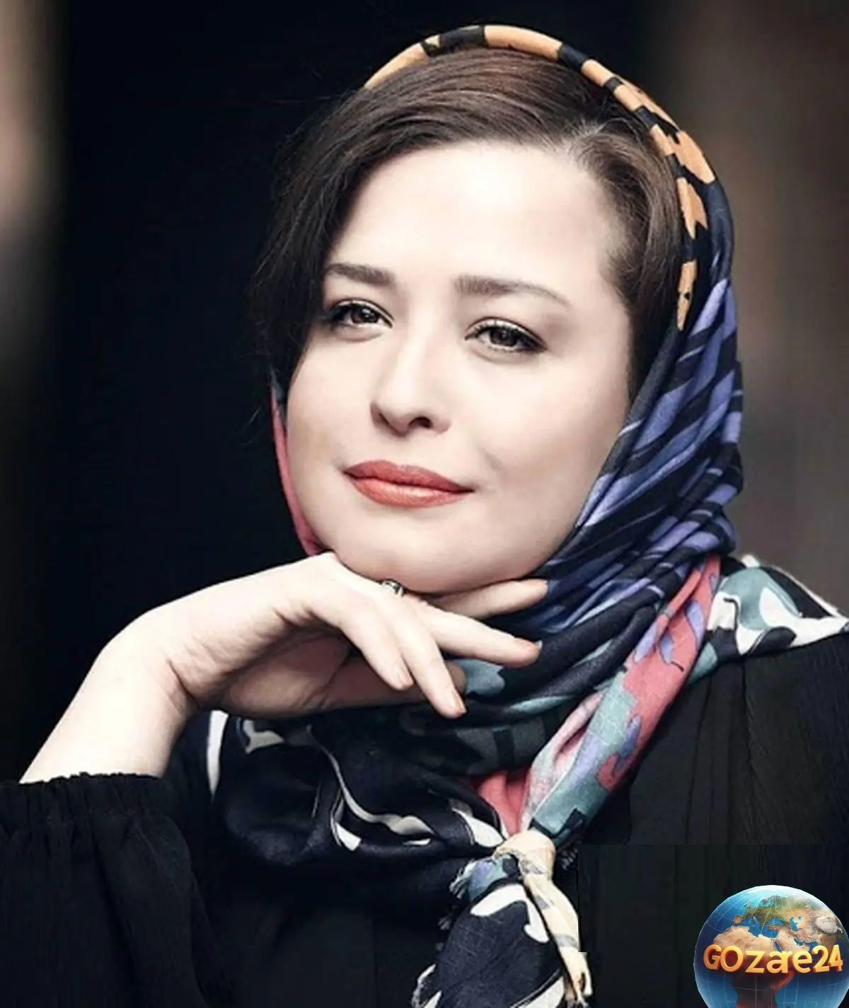 مهراوه شریفی نیا با ظاهر جدید و سلفی عجیب در ماشین لوکسش با روسری رنگی و سنتی + عکس