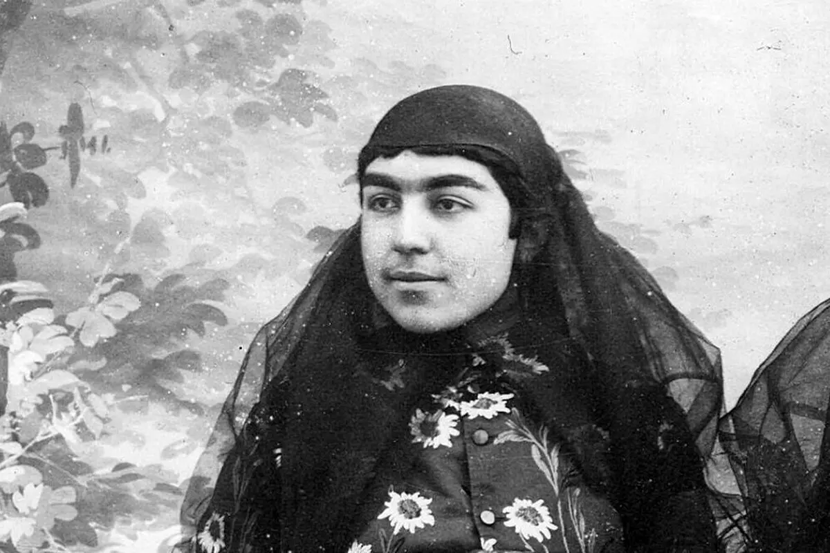 تصویر نوه ناصرالدین شاه در ۴۰ سالگی در حال تهیه ترشی؛ سفری به تاریخ خاندان قاجار