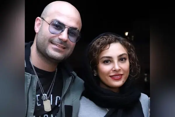 عکسی خاص از حدیثه تهرانی و همسرش در فضایی طبیعی و بومی با حصیر و نیمکت چوبی