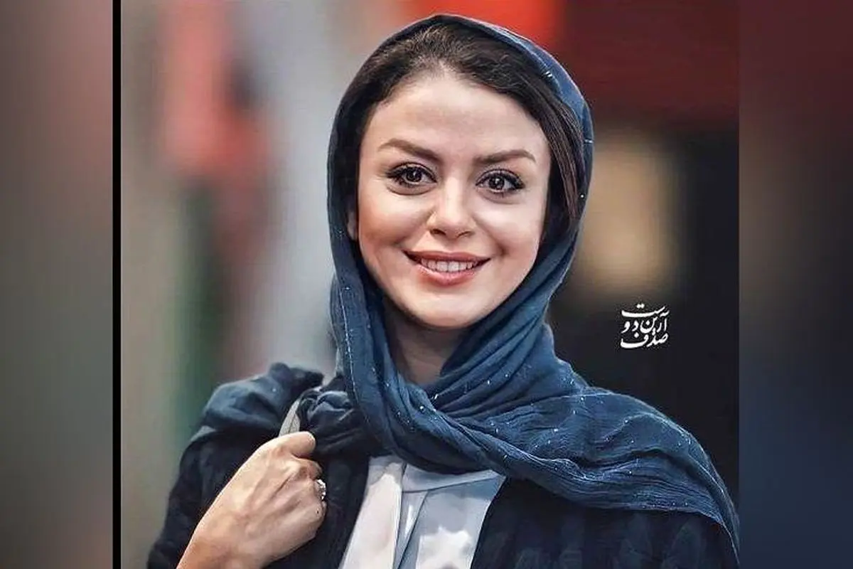 ژست شبنم فرشادجو در مقابل ساختمان زیبا در کانادا | طراحی منازل مطابق با اصول زیست‌محیطی