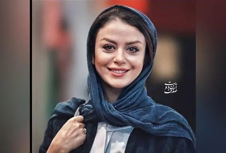 ژست شبنم فرشادجو در مقابل ساختمان زیبا در کانادا | طراحی منازل مطابق با اصول زیست‌محیطی