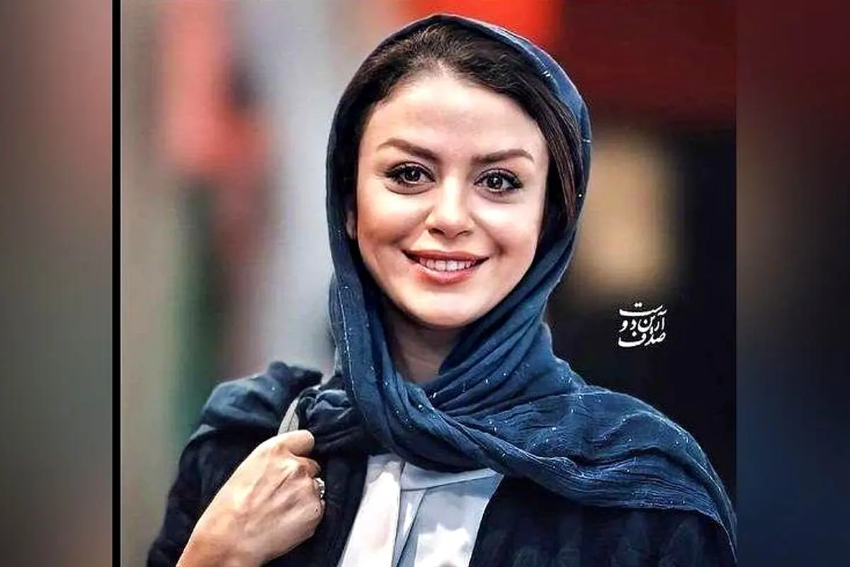 ژست شبنم فرشادجو در مقابل ساختمان زیبا در کانادا | طراحی منازل مطابق با اصول زیست‌محیطی