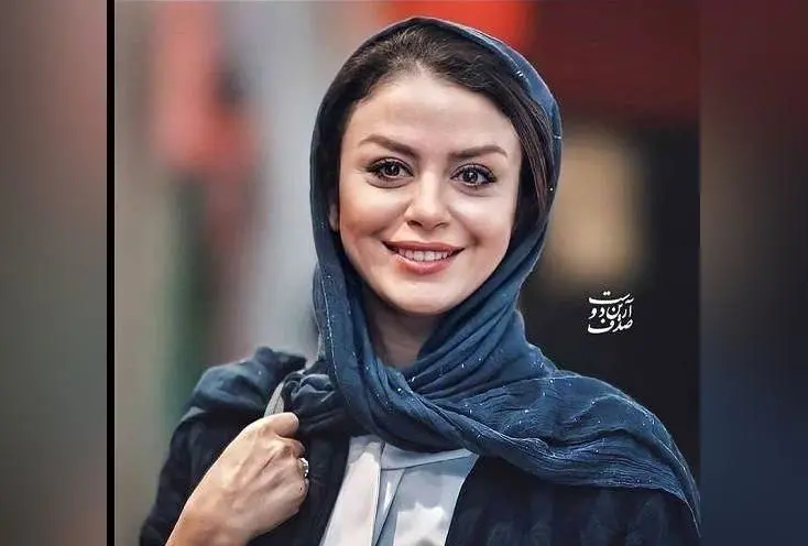 ژست شبنم فرشادجو در مقابل ساختمان زیبا در کانادا | طراحی منازل مطابق با اصول زیست‌محیطی