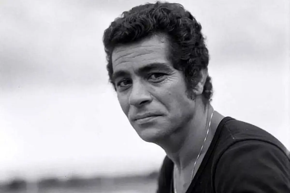 تصویر نادر از بهروز وثوقی در خانه‌ای با دکور قدیمی و فرش قرمز؛ دیده نشدن چیدمان پهلوی در عکس