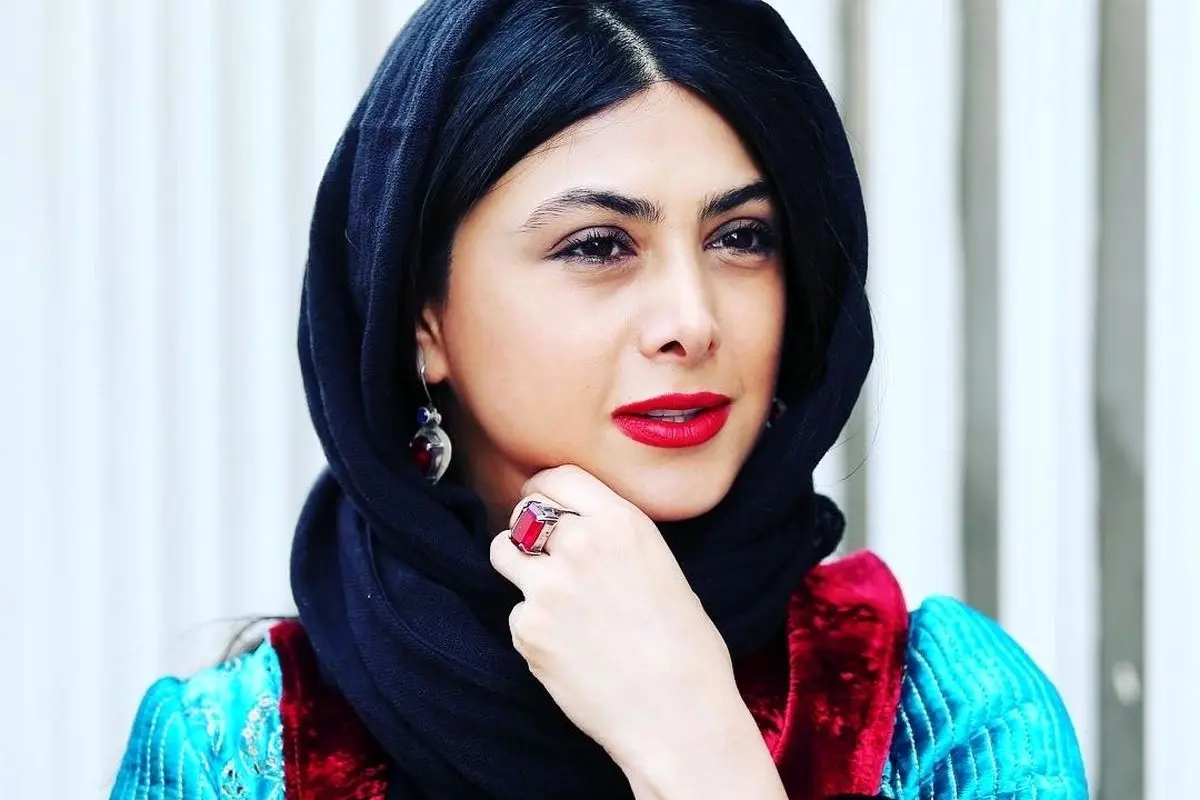 آزاده صمدی با استایل منحصربفرد و ترکیب جسورانه کت جین و دامن در برنامه پیشگو