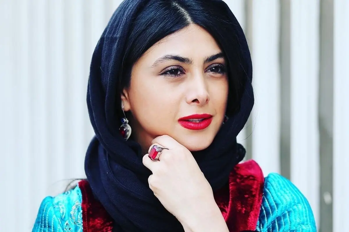 آزاده صمدی با استایل منحصربفرد و ترکیب جسورانه کت جین و دامن در برنامه پیشگو