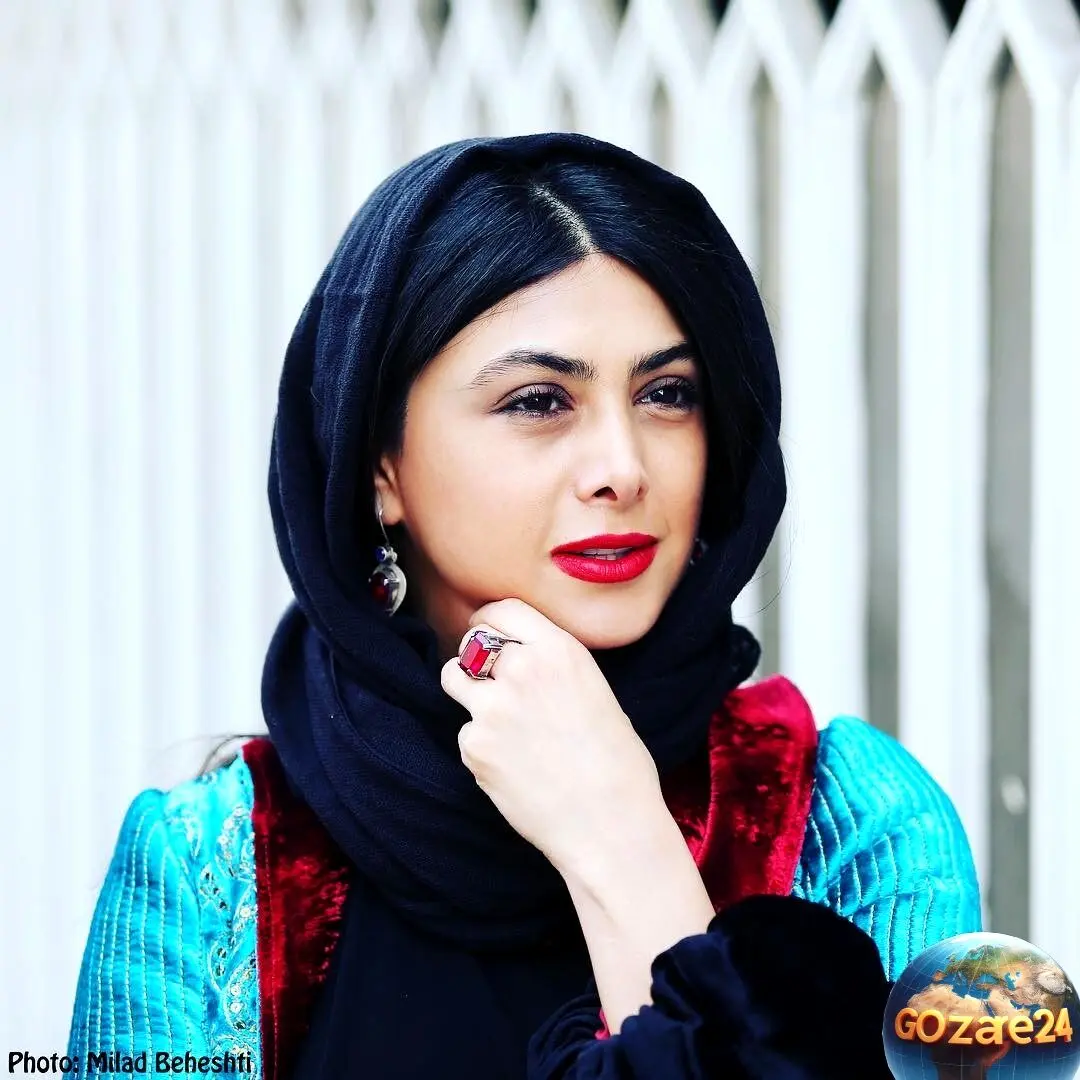 آزاده صمدی با استایل منحصربفرد و ترکیب جسورانه کت جین و دامن در برنامه پیشگو