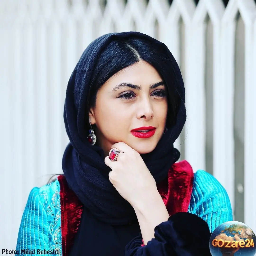 آزاده صمدی با استایل منحصربفرد و ترکیب جسورانه کت جین و دامن در برنامه پیشگو