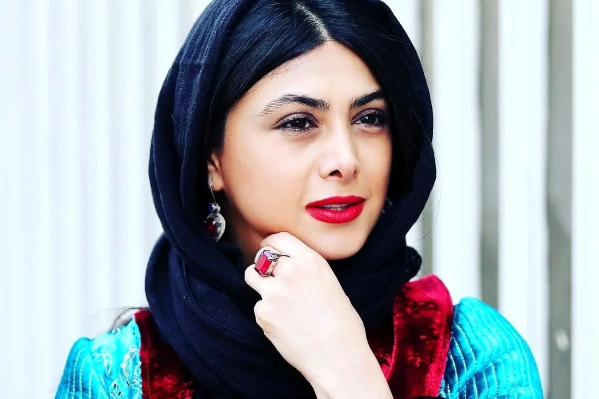 آزاده صمدی با استایل منحصربفرد و ترکیب جسورانه کت جین و دامن در برنامه پیشگو