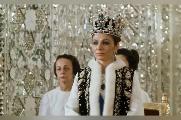 فرح پهلوی در کنار مبل منحصربه‌فرد با پارچه‌ای بی‌نظیر و متفاوت