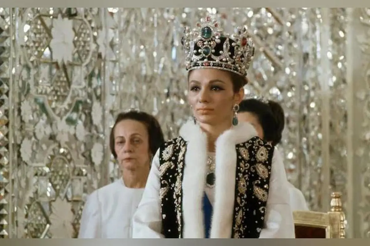 فرح پهلوی در کنار مبل منحصربه‌فرد با پارچه‌ای بی‌نظیر و متفاوت