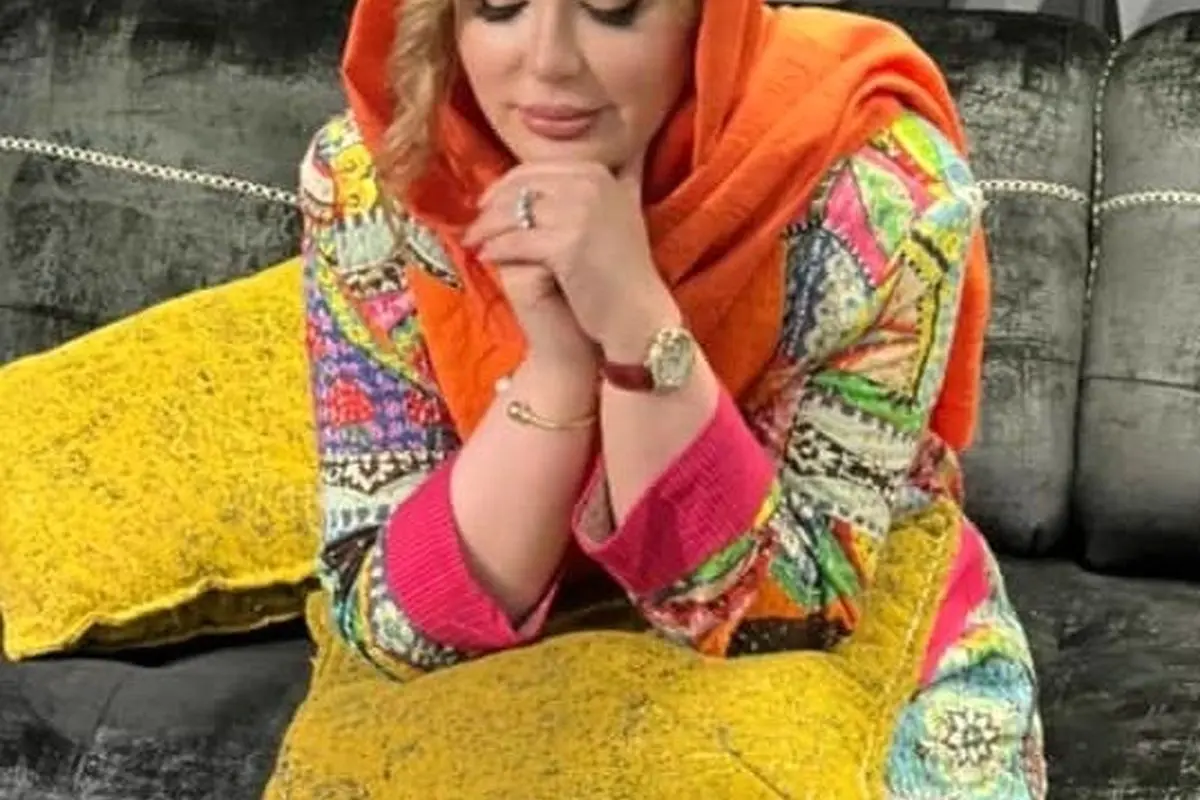 مدل مانتو مزونی اصیل ایرانی نیوشا ضیغمی در کافه خیابانی؛ نقش و نگار بلوچدوزی بینظیر و جذاب+عکس