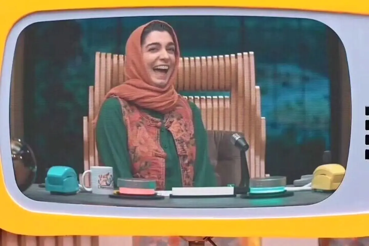 خلاقیت خندهدار الیکا عبدالرزاقی در تزئین کیک خانگی با اسمارتیزهای رنگارنگ + عکس کودک درون فعالش