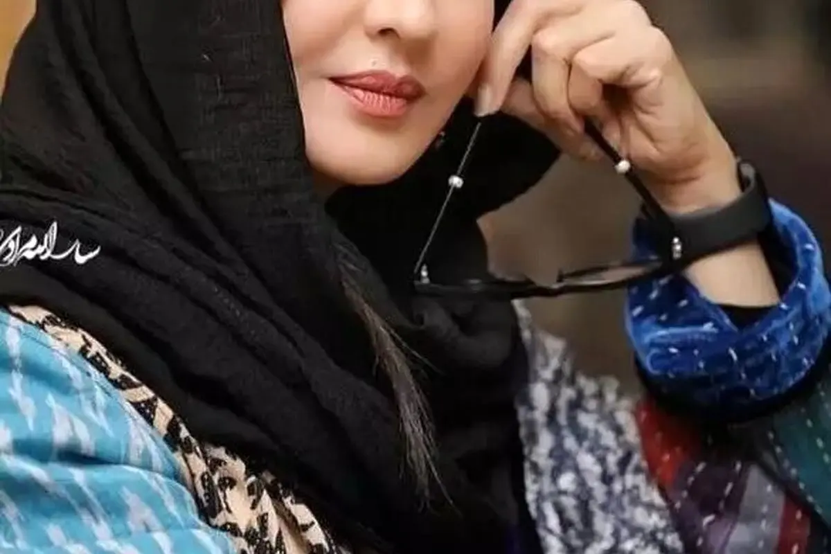نیکی کریمی در استایل رسمی با لباس مخمل دراپه در آلمان