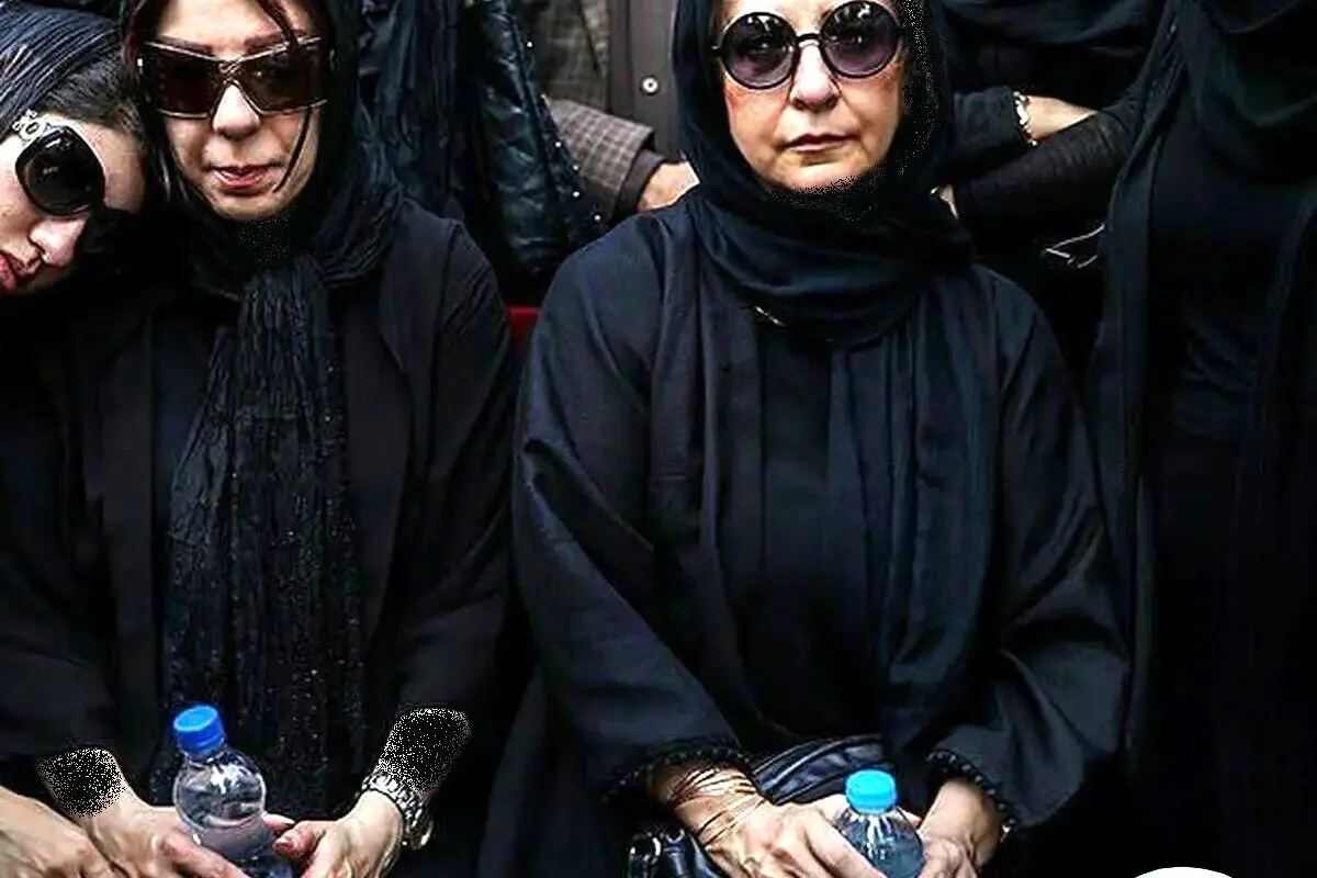 تصویر میز یادبود ساده و زیبا با تزئینات شمع و گیاه پتوس در مراسم مرجانه گلچین + روحش شاد