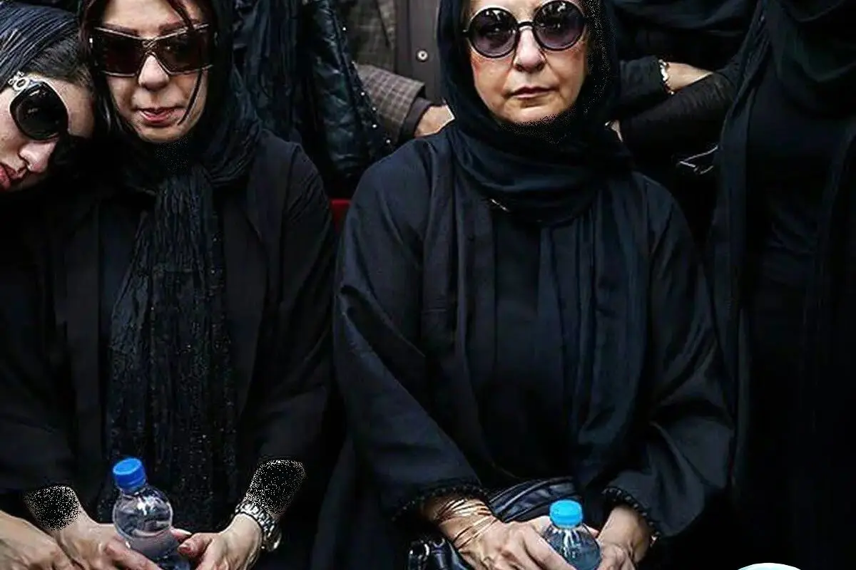 تصویر میز یادبود ساده و زیبا با تزئینات شمع و گیاه پتوس در مراسم مرجانه گلچین + روحش شاد