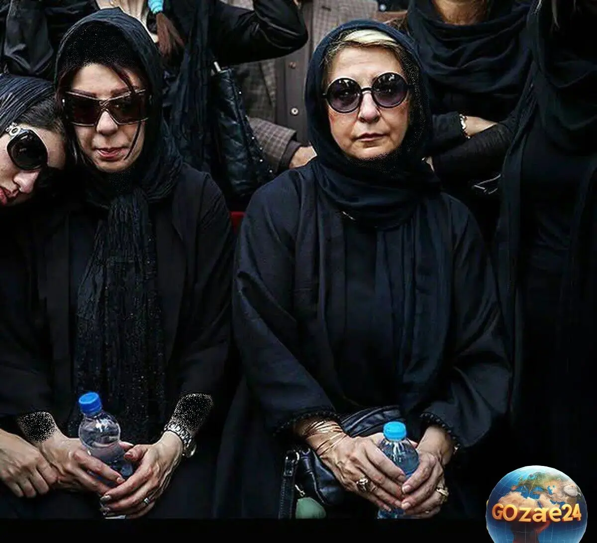 تصویر میز یادبود ساده و زیبا با تزئینات شمع و گیاه پتوس در مراسم مرجانه گلچین + روحش شاد