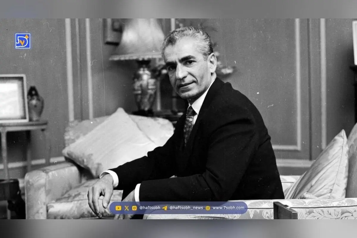 تصویر نادر از محمدرضا پهلوی در حال بازدید از مجسمه شاپور اول ساسانی در غار شاپور سال ۱۳۳۶