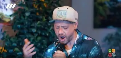 علی صادقی در چالش خوانندگی: با آهنگ 'به رقص آ' محسن چاوشی به جان میکروفن افتاد!