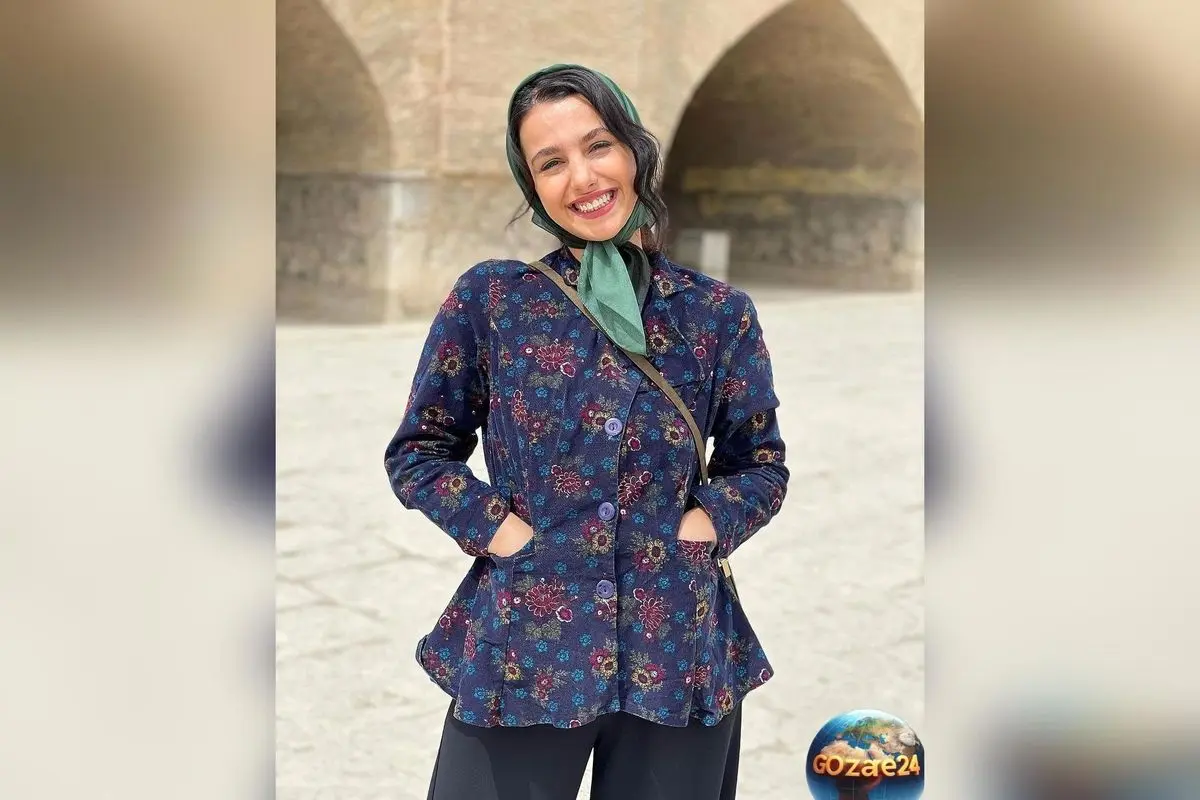 جوانه دلشاد در لباس دخترانه و ژست مظلومانه در کلاس درس + عکس جدید در اینستاگرام