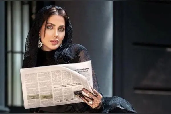 چیدمان ولنتاین صبا تاجیک با مبل طوسی، گلدان مشکی و رزهای قرمز؛ رازهای طراحی فضای عاشقانه و لوکس