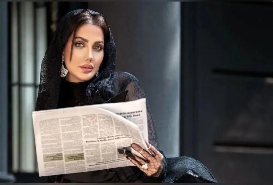 چیدمان ولنتاین صبا تاجیک با مبل طوسی، گلدان مشکی و رزهای قرمز؛ رازهای طراحی فضای عاشقانه و لوکس