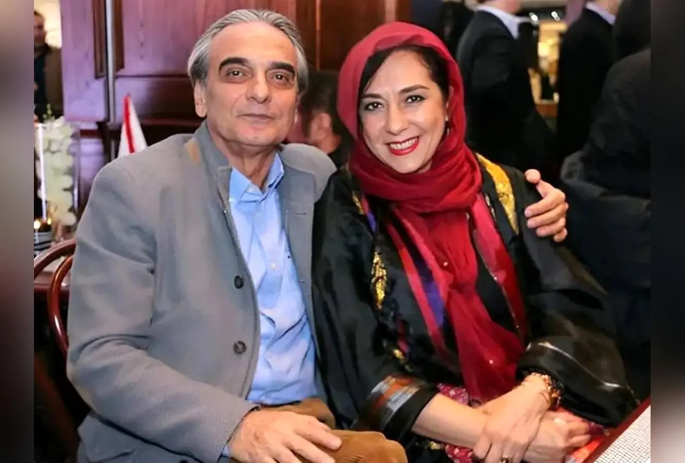 عکس نوه‌های اروپایی و ناتنی همایون ارشادی در کنار خانواده در حال تماشای مسابقه
